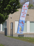 901657 Afbeelding van de banner 'Leuk je weer te zien', bij de ingang van Zwembad Den Hommel (Kennedylaan 5) te ...